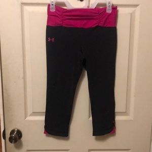 Under Armour Heat Gear compression capris, Size:Medium, Color: black and pink